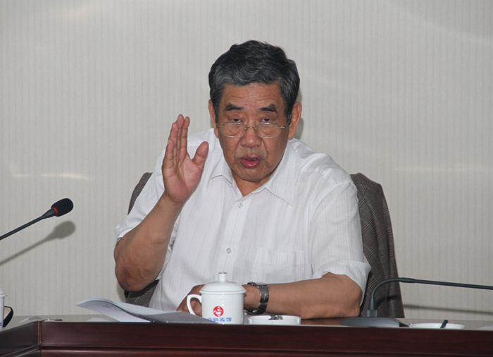 中国机械工业安全卫生协会会长,专家委员会主任李培珍在会上讲话.